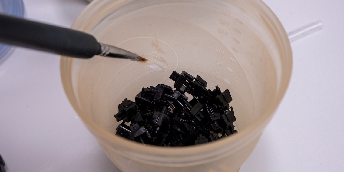 Pourquoi je lubrifie désormais mes switches linéaires dans des gobelets de lait maternel