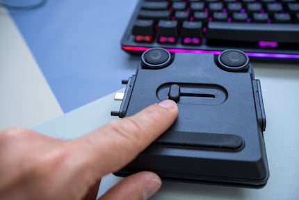 Grâce à ce curseur, je peux sortir un raccordement USB-C à gauche ou à droite et brancher facilement le pavé numérique au clavier.