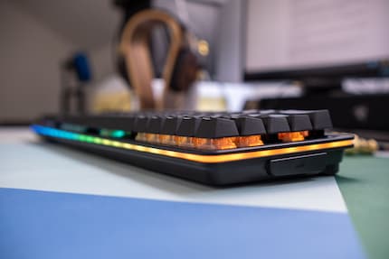 RVB en puissance : la barre LED fait tout le tour du clavier.