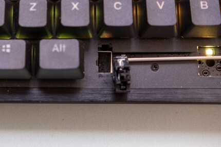 Le truc noir dans le trou à gauche du stabilisateur lubrifié est un pad isolant qui permet d’étouffer un peu le bruit des stabilisateurs.