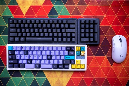 Voici la différence de taille avec mon Ikki68 Aurora, un clavier 65 %.