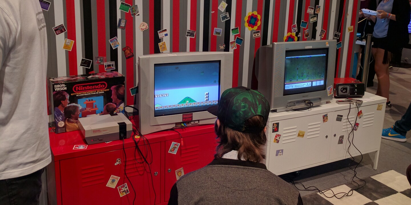 Ein Archivbild? Nein, zum Launch der (leider ausverkauften) Retro-Konsole lässt Nintendo die 90er aufleben.