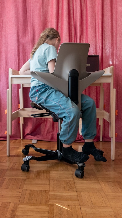 Ganz «normal» sitzt sie selten auf dem Capisco Puls.