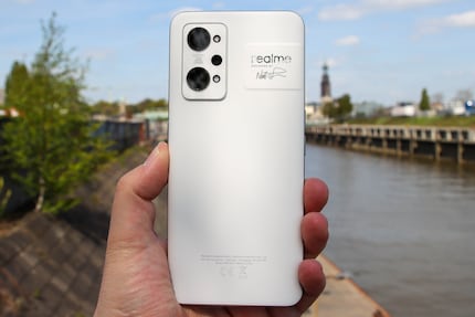 Con il suo retro morbido, il Realme GT 2 sta bene in mano.