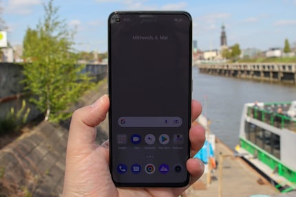 Il display appare più scuro nella foto che nella realtà.