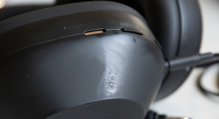 Selon l'éclairage, les traces de doigt sont très visibles.