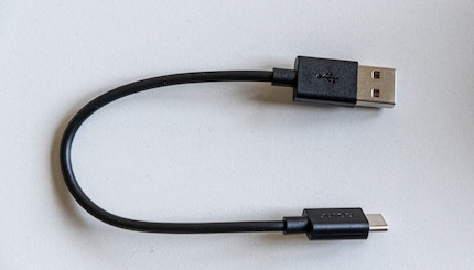 Pas si cool : un câble USB très court, avec une extrémité USB A.