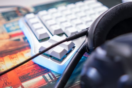 Even if you connect the headset via an audio cable, it must be turned on.