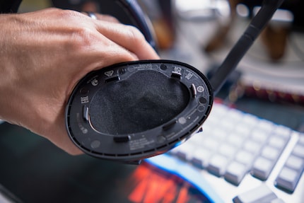 The H3Pro Hybrid features 40-millimetre drivers.