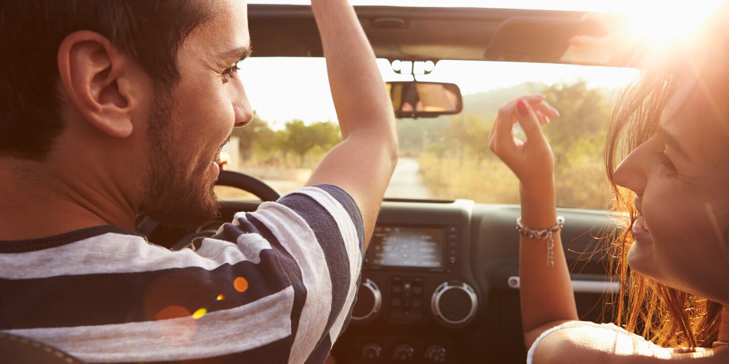 Mit dem Auto der Sonne entgegen