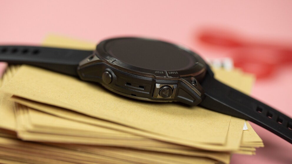 Wireless Charging sucht man auch 2022 bei Garmins Top-Modellen vergeblich. / © NextPit