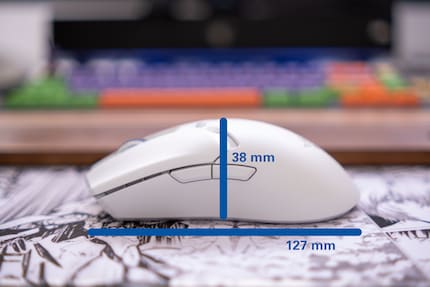 La souris gaming Viper V2 Pro de profil avec ses dimensions de l’ordre du millimètre.