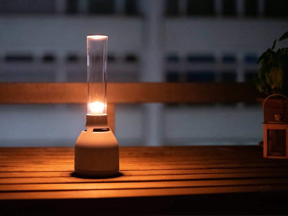 Auf dem Balkon spendet der Lautsprecher ein gemütliches Licht.