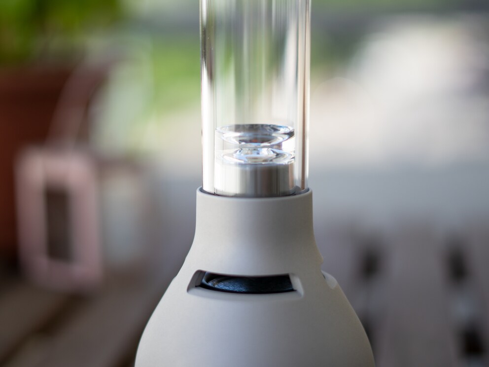 Unten im Glaskolben befindet sich die kleine LED-Lampe.