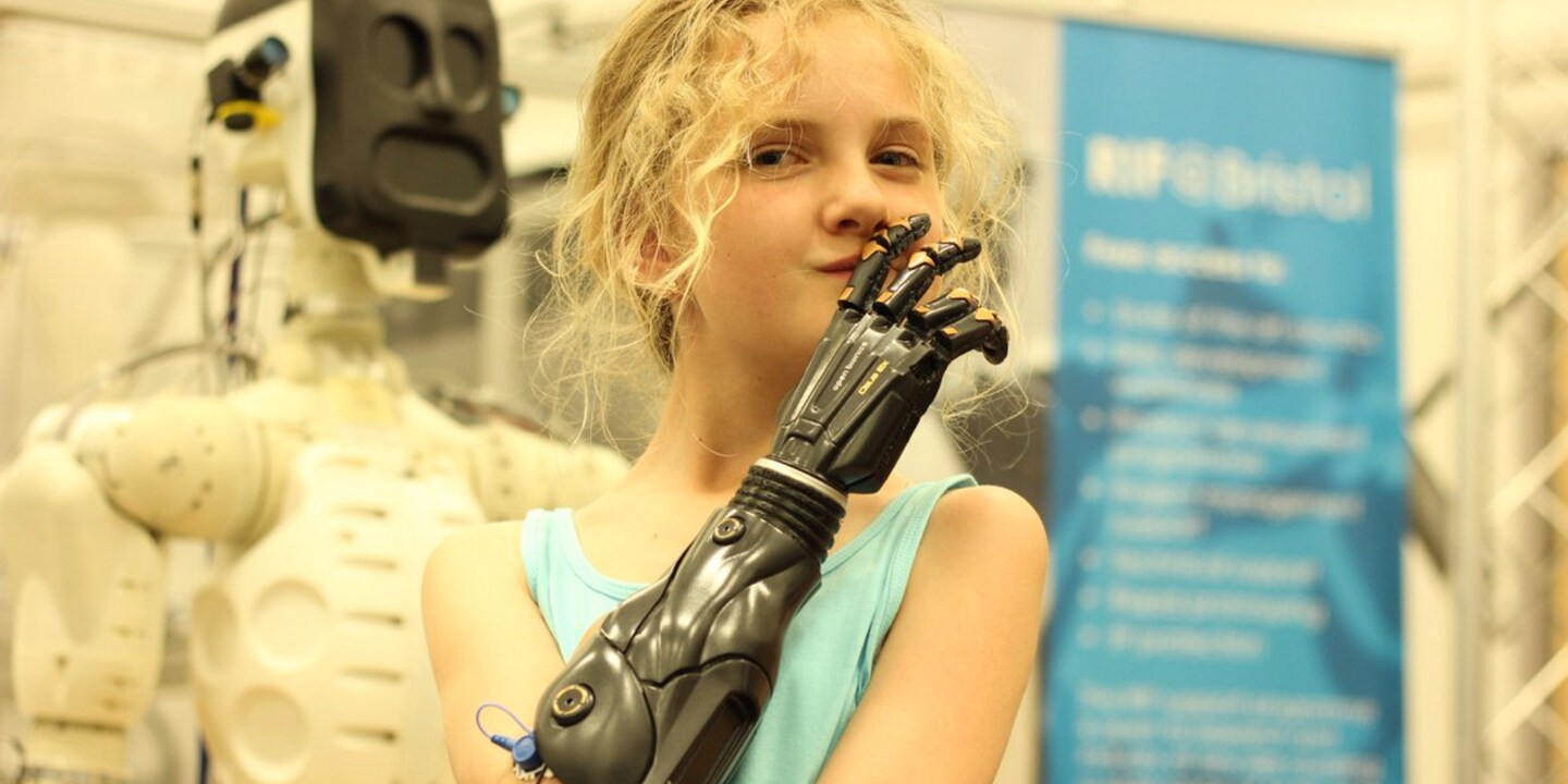 Tilly Lockey ist 10 Jahre alt, Cyborg, Internetphänomen und Sprecherin für Amputierte.