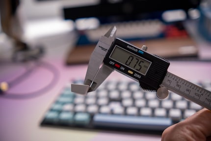 Les parois des keycaps sont d'une épaisseur inégale. Je mesure 0,75 millimètre à l'endroit le plus fin et 1,36 millimètre à l'endroit le plus épais.