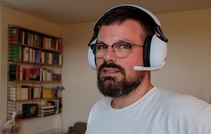 Looks big, but is in fact quite comfortable. Here the H9 headset.