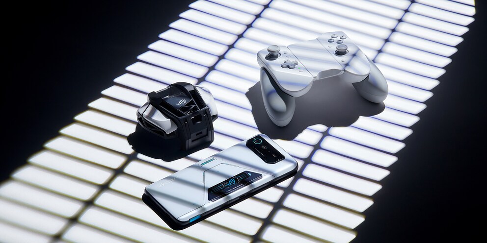 Kunai Gamepad 3 und AeroActive Cooler 6 neben dem ROG Phone 6 Pro.