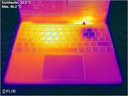 Le boîtier du Microsoft Surface Laptop Go 2 atteint une température de 46,2 degrés Celsius à l'endroit le plus chaud lorsque le CPU est utilisé en permanence.