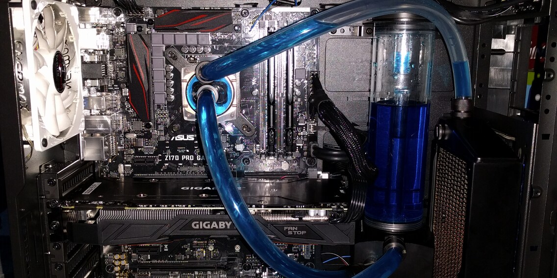 Der fertig gebaute PC mit Wasserkühlung. Da die GTX-1070 relativ lange ist, stand der Ausgleichsbehälter zunächst noch im Weg. Mit zusätzlichen Löchern liess er sich dann näher an den Radiator rechts versetzen.
