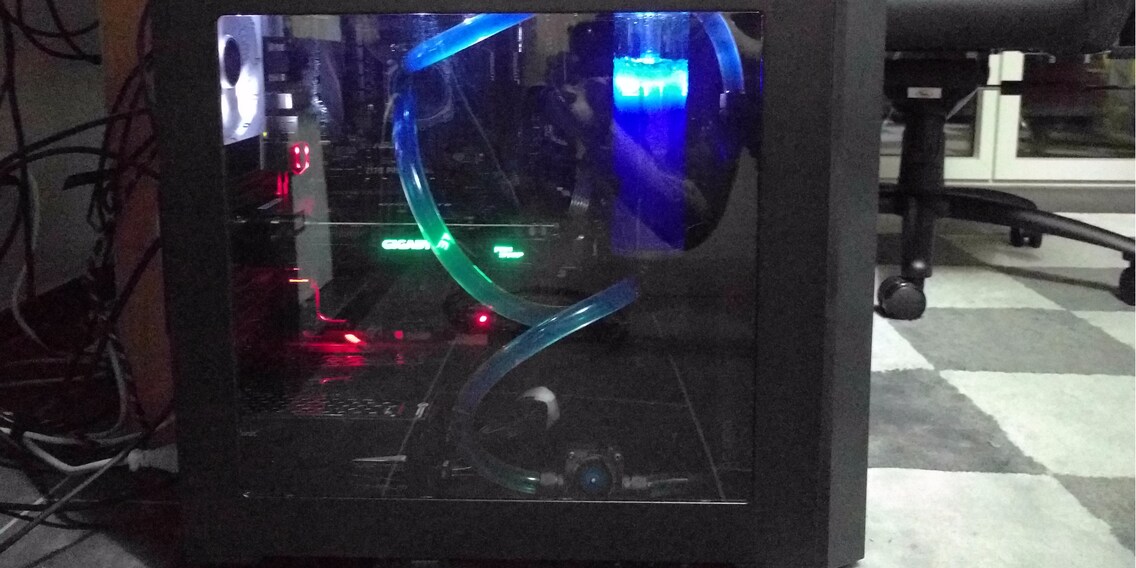 In Betrieb: Der fertig gebaute PC mit gut sichtbarem LED-Farbspiel.