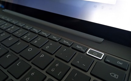 Pas d'authentification faciale, mais un capteur d'empreinte digitale intégré dans le bouton d'alimentation.