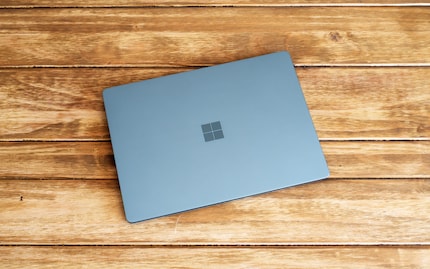 Le couvercle de l'ordinateur portable et la partie supérieure de la base sont en aluminium.