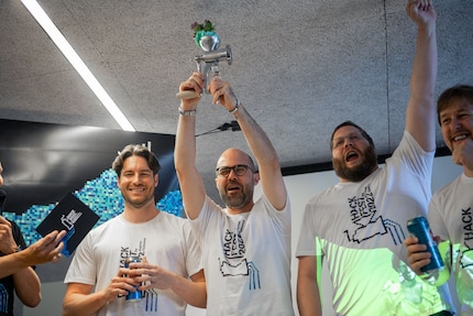 Team «The Price is Rice» stemmt den Hackfest-Pokal in die Luft.