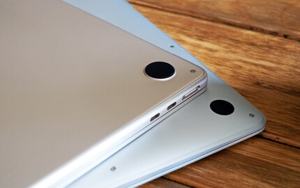 Neue Gummipads: Oben das MacBook Air mit M2-, unten das mit M1-Prozessor.