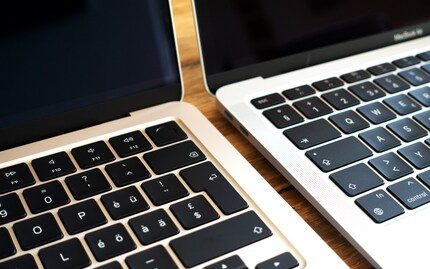 Beim M2-Laptop links sind die Lautsprecher unsichtbar.