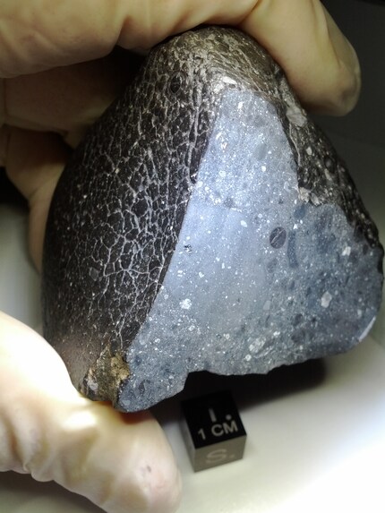 Marsmeteorit NW 7034 | Der Brocken fand sich 2011 in der Sahara. Anfangs bestimmten Experten das Alter auf ungefähr 2,1 Milliarden Jahre. Inzwischen gehen sie von zirka 4,5 Milliarden Jahren aus.