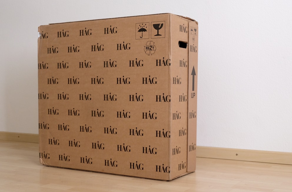 La chaise personnalisée est livrée dans un carton compact.