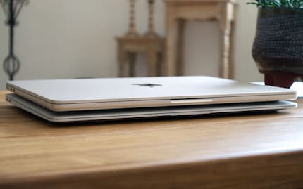 En haut, le MacBook Air avec processeur M2, en bas celui avec processeur M1.