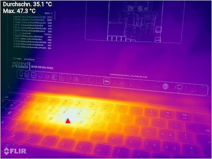 Image thermique de l'Apple MacBook Air M2. Pendant le test, la température atteint 47,3 degrés Celsius à l'endroit le plus chaud.