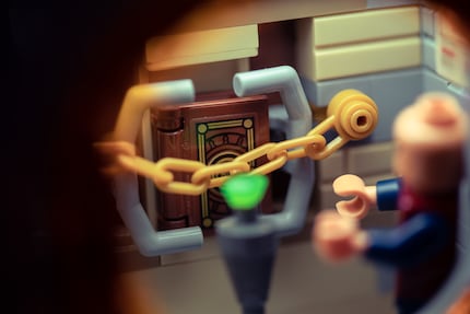 In «Doctor Strange», it’s Kaecilius who wants to steal the book of Cagliostro in the Kamar-Taj to open a portal into the Dark Dimension to his master Dormammu.