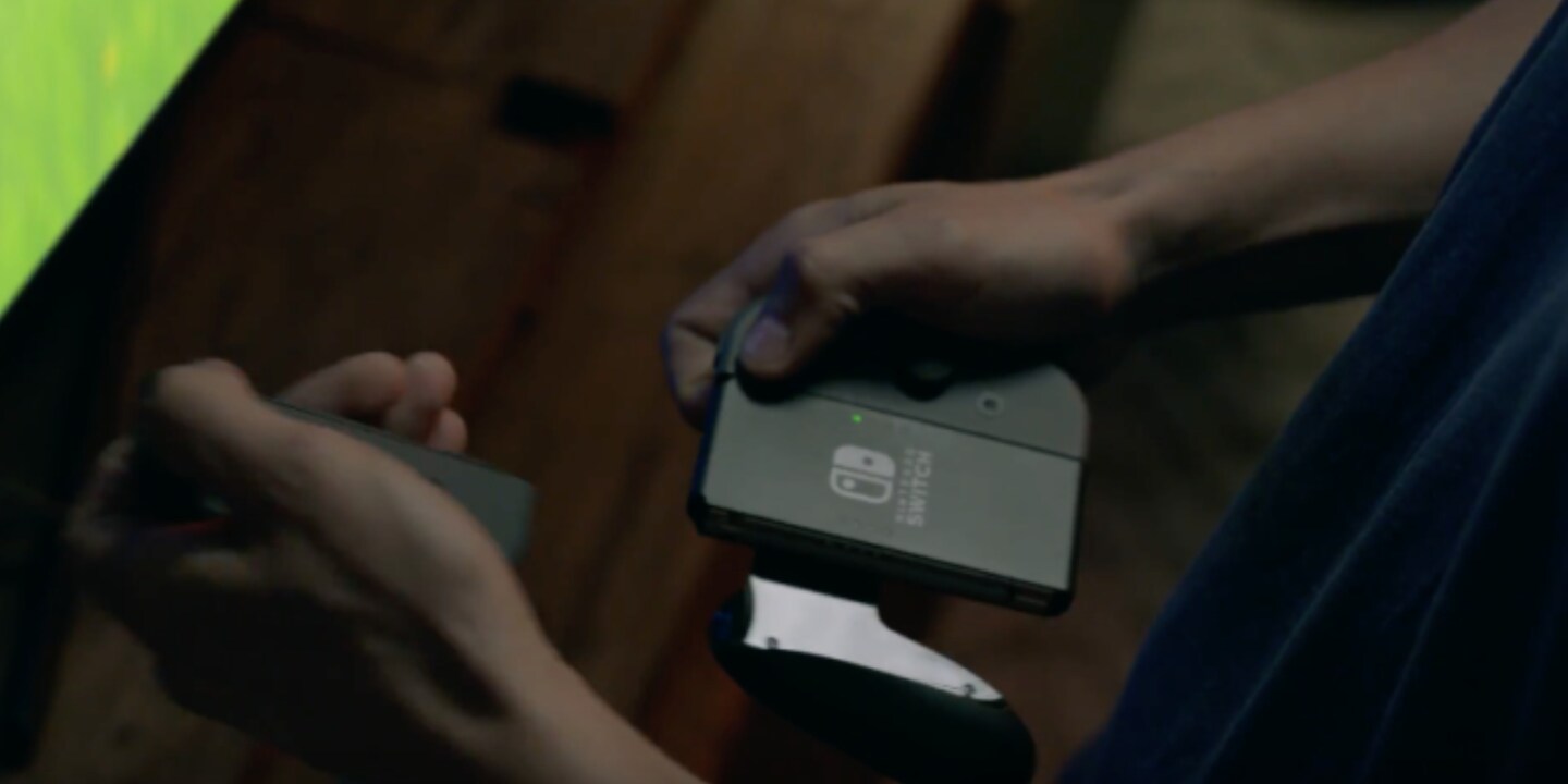 La manette peut se démonter et se fixer directement sur la console.