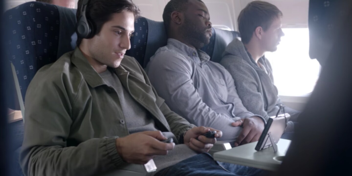 Les manettes ne doivent pas être connectées et peuvent être utilisées sans fil. De plus, la Switch a un pied pratique.