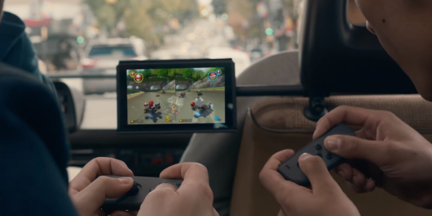 Les manettes seules ressemblent à la Wiimote.