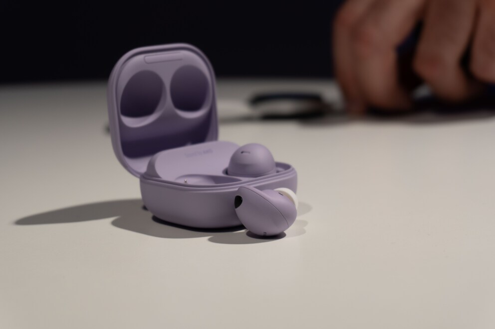 Die Farbe Bora Purple ist nicht nur bei den Buds 2 Pro vertreten: Auch bei einem Uhrenarmband sowie dem Galaxy Z Flip4 ist sie vorzufinden.