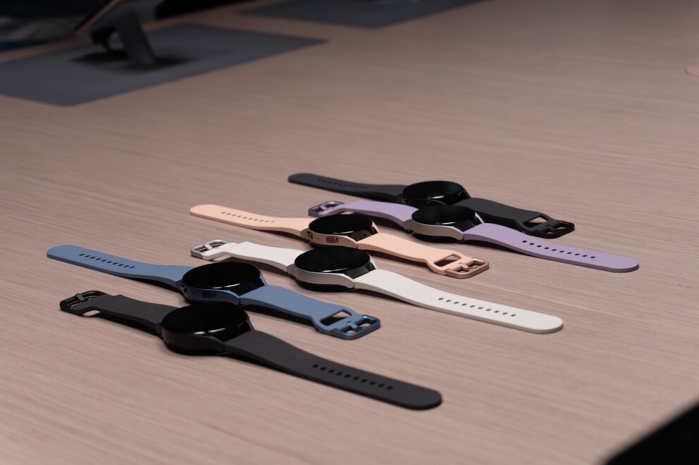 Das sind die verschiedenen Modelle der Watch 5: Im Vordergrund sind die 44-Millimeter-Geräte zu sehen, hinten die 40-Millimeter-Ausführungen.