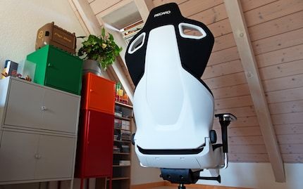 Una sedia grande si adatta a un ufficio grande. O due.  Le sedie piccole, invece, fanno sembrare l'ufficio di per sé più grande. Recaro o Giroflex? Herman Miller?