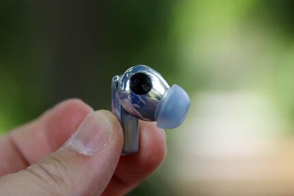 Des capteurs détectent si les écouteurs se trouvent dans votre oreille. Ils interrompent automatiquement la lecture si désiré, et la redémarrent lorsque vous les remettez dans vos oreilles.