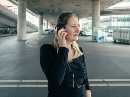Even under the noisy hard bridge, the Momentum 4 sounds good.