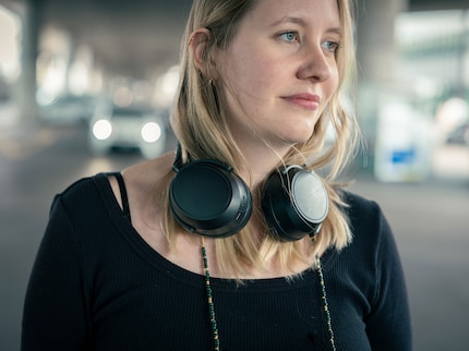 The Momentum 4 can be worn comfortably around the neck.