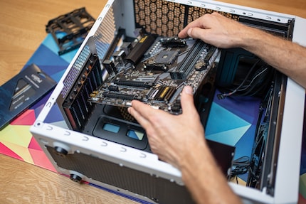 Gleich als Erstes montiere ich das Mainboard im Gehäuse – ein Anfängerfehler.