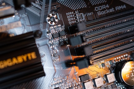 Damit auch (Wieder-)Einsteiger wie ich es checken: Die Beschriftung der RAM-Slots ist selbsterklärend.