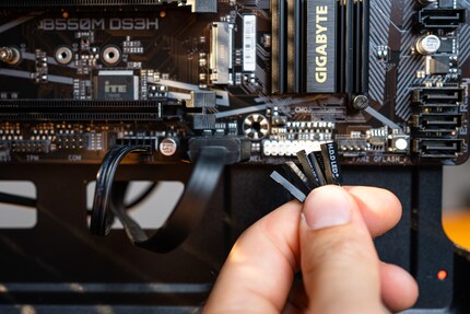Die winzigen Stecker, die Gehäuse und Mainboard verbinden, sind genauso fummelig wie früher.