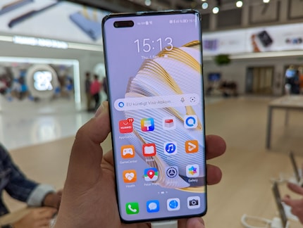 Parte anteriore del Nova 10 Pro con la doppia fotocamera.