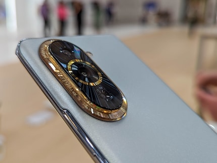 Huawei utilizza le tre fotocamere sul retro per un elemento di design accattivante.