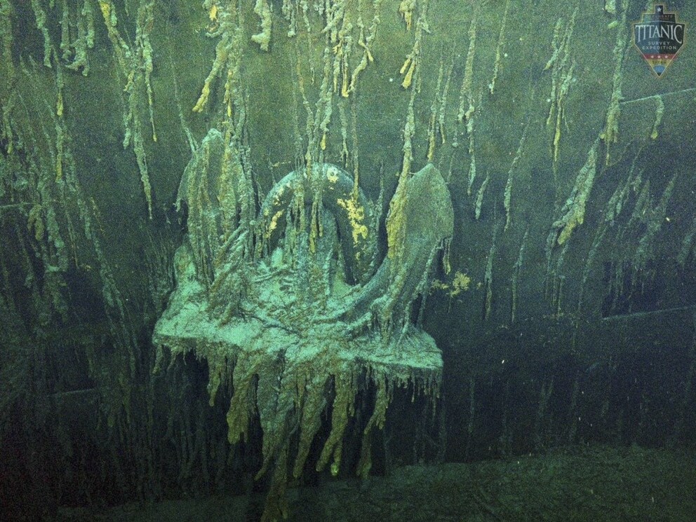 Ein Anker der Titanic, der langsam vom Rost zerfressen wird.